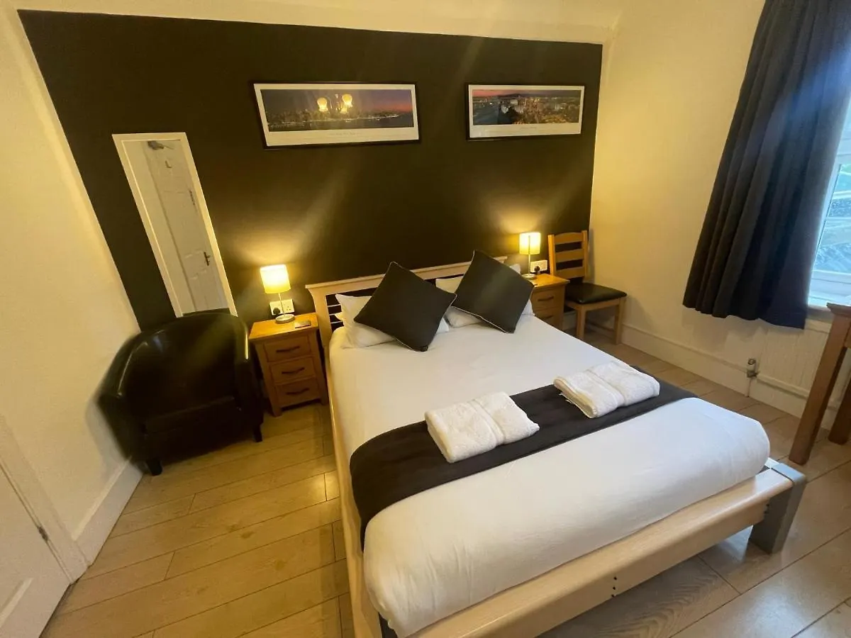 Oakhurst Gatwick B&B Crawley  3*, Crawley (West Sussex)